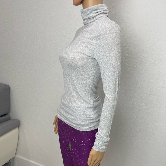 Fabletics XS Silver TurtleNeck Top Long Sleeve - Picture 5 of 9